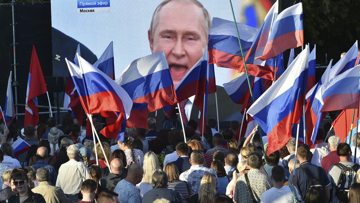 Putin na Rudém náměstí provolával vítězství. Dav křičel: Hurá!